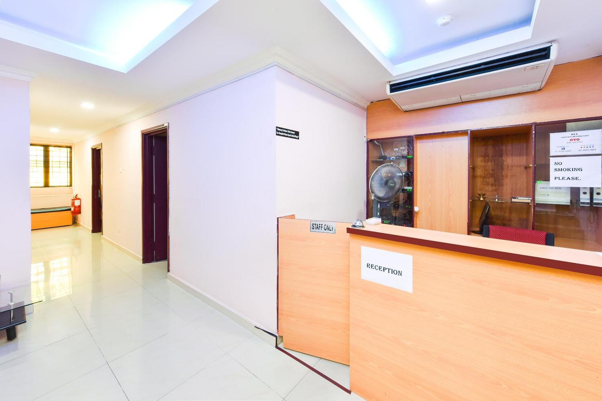 Super Oyo 90562 J Hotel Pj Петалінг-Джая Екстер'єр фото