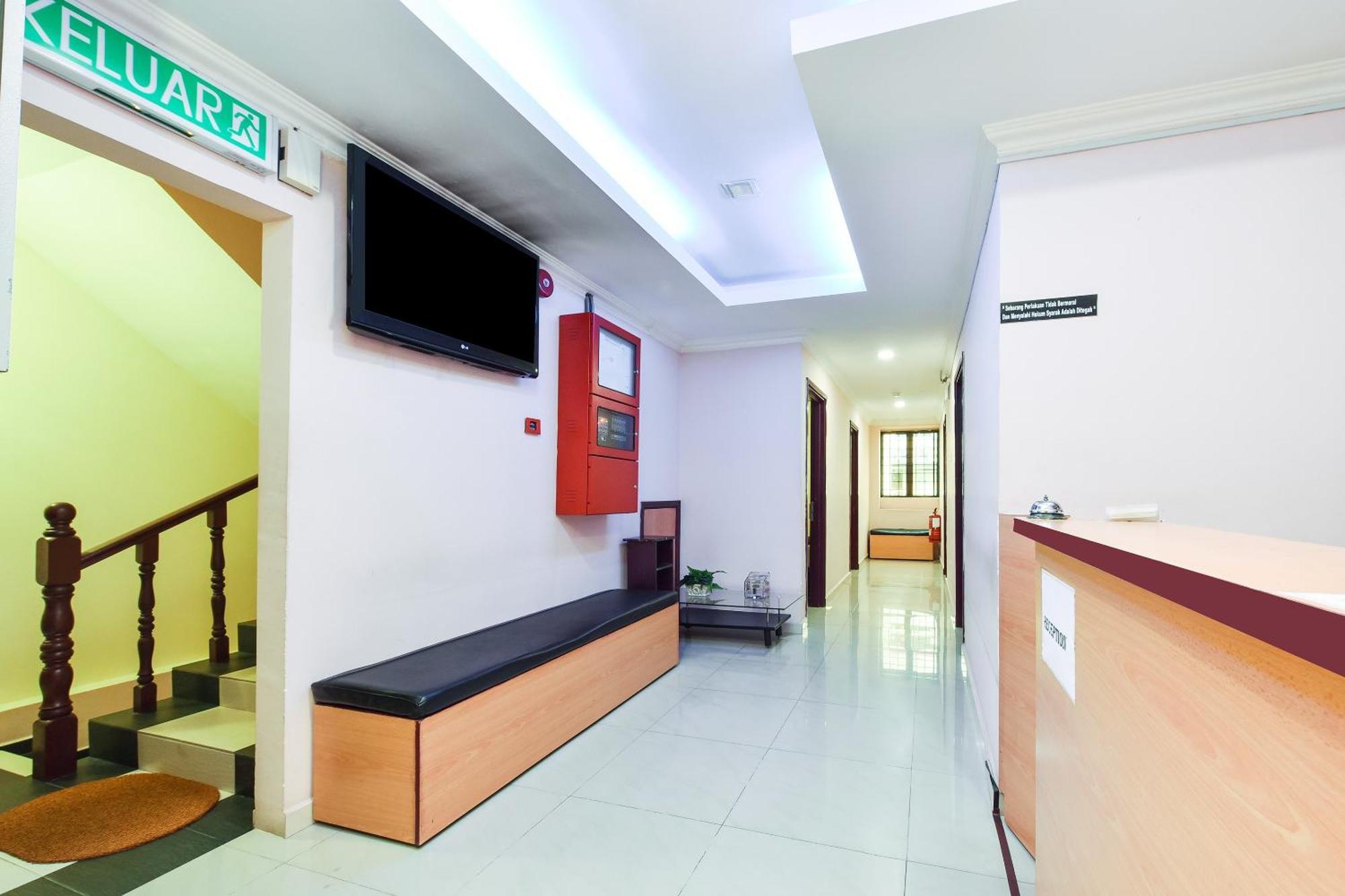 Super Oyo 90562 J Hotel Pj Петалінг-Джая Екстер'єр фото