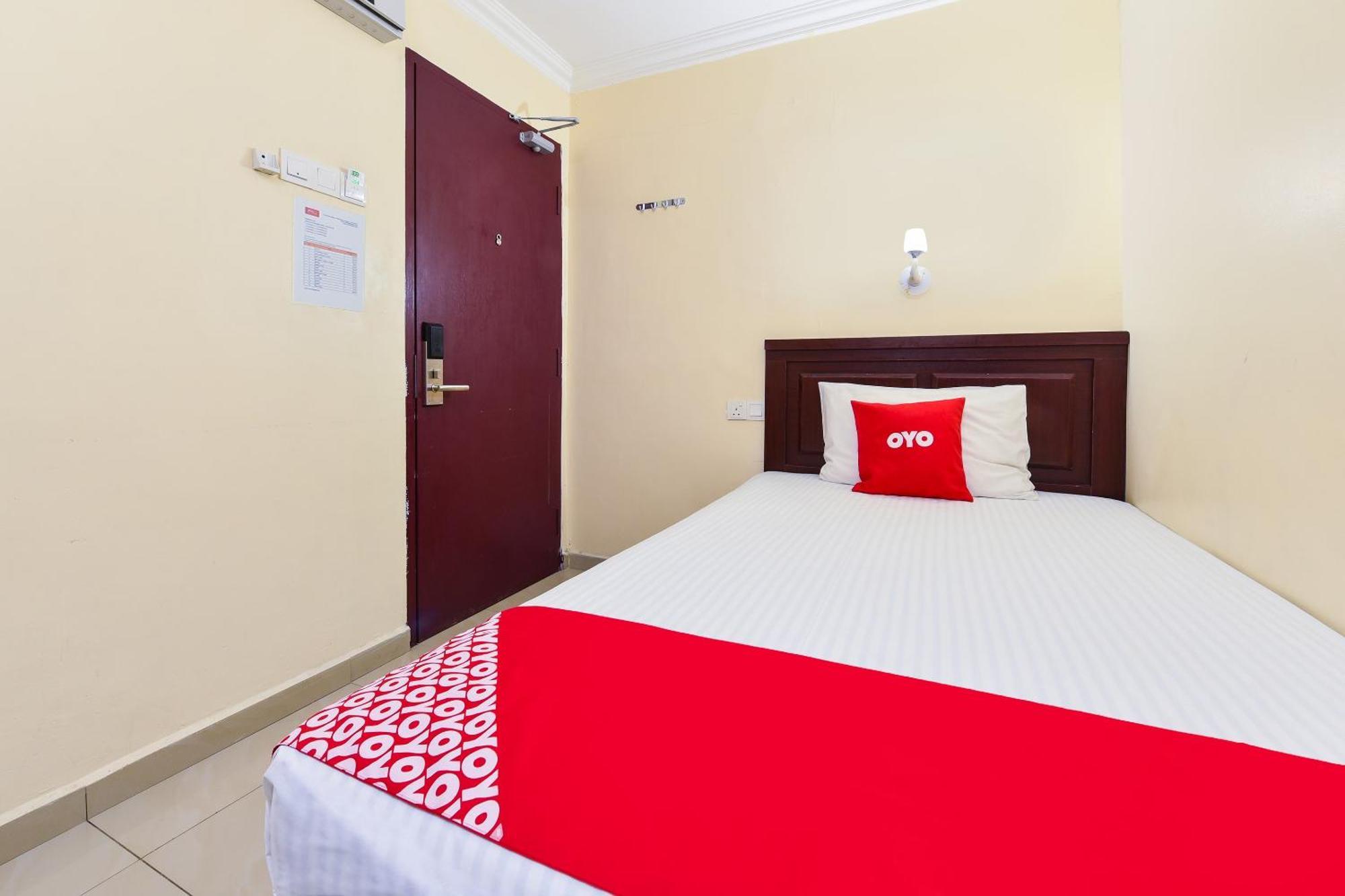 Super Oyo 90562 J Hotel Pj Петалінг-Джая Екстер'єр фото